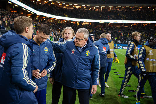 Marcus Berg and Janne Andersson, head coach of Sweden, look