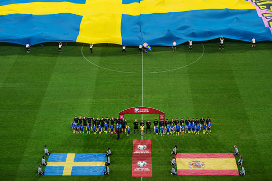 The players of Sweden and Spain are lined up