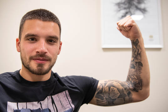 Vladimir Rodic visar upp sin Champions League tatuering