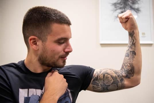 Vladimir Rodic visar upp sin Champions League tatuering