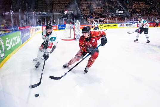 Curtis Leonard of Belfast and Arttu Ilomäki of Luleå