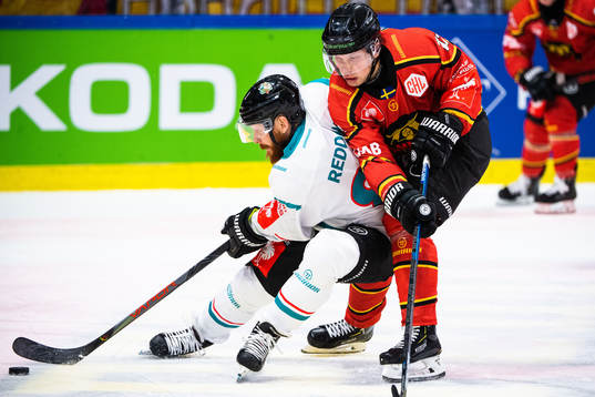Liam Reddox of Belfast and Petter Emanuelsson of Luleå