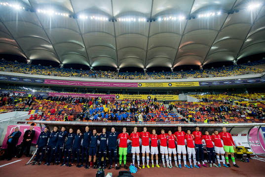 Lars Lagerbäck, head coach, and the bench of Norway