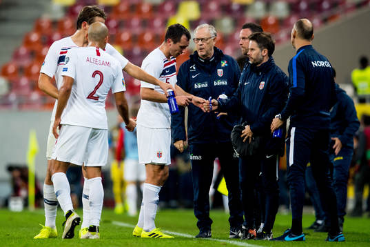 Lars Lagerbäck, head coach of Norway, talks to Even Hovland