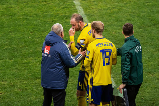 Janne Andersson, head coach speaks to Andreas Granqvist of