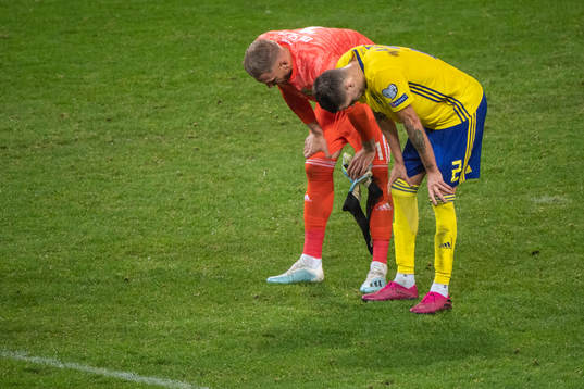 goalkeeper Robin Olsen and Mikael Lustig looks dejected
