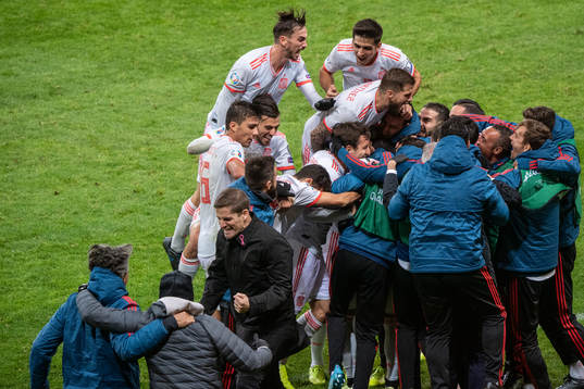 Players of Spain celebrates