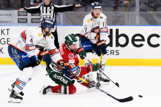 Växjös Tim Erixon  kamp om pucken med Frölundas Lucas