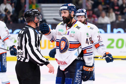 Växjös Daniel Rahimi pratar med domaren