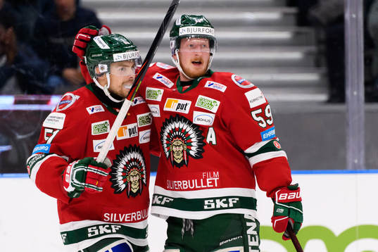 Frölundas Mats Rosseli Olsen och Simon Hjalmarsson jublar