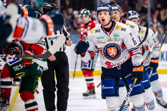 Växjös Linus Högberg jublar