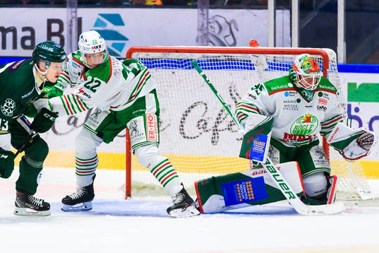 Färjestads Daniel Viksten och Rögles Samuel Jonsson och
