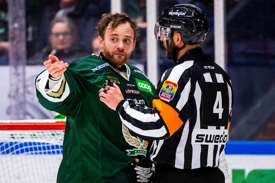 Färjestads målvakt Markus Svensson i diskussion med