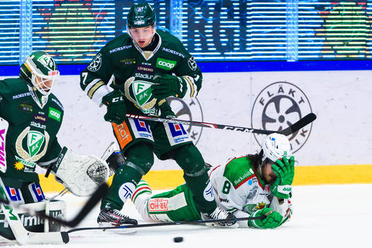 Färjestads målvakt Markus Svensson, Johan Ivarsson och