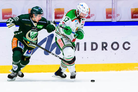 Färjestads Albert Johansson och Rögles Taylor Matson