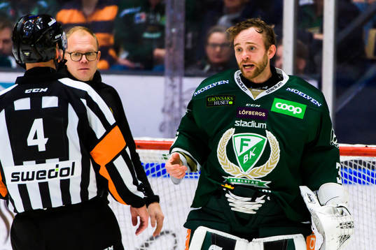 Färjestads målvakt Markus Svensson i samtal med Domare