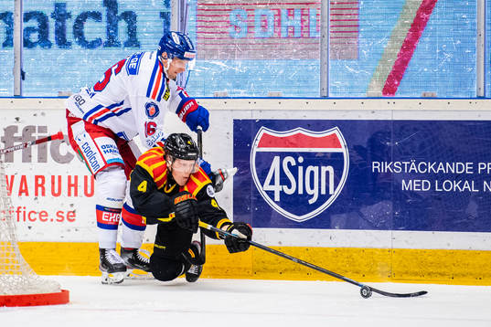 Brynäs Niclas Lundgren och Oskarshamns Arsi Piispanen
