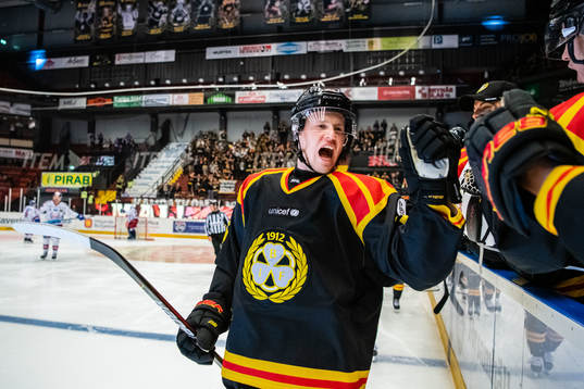 Brynäs Linus Ölund jublar