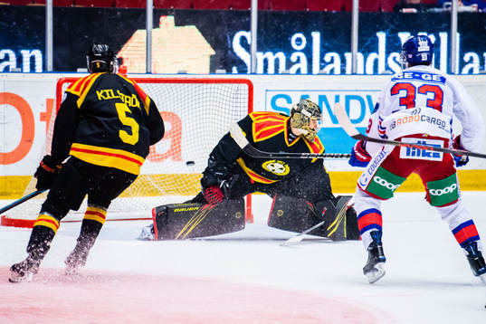 Oskarshamns Filiph Engsund gör 2-1 bakom Brynäs målvakt