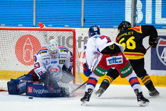 Brynäs Jonathan Sigalet och Oskarshamns målvakt Fredrik