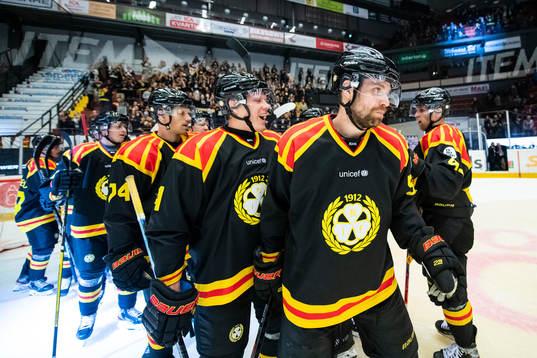 Brynäs spelare jublar
