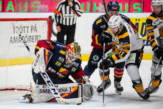 Djurgårdens målvakt Niklas Svedberg räddar skott från