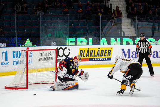 Djurgårdens målvakt Niklas Svedberg räddar ett