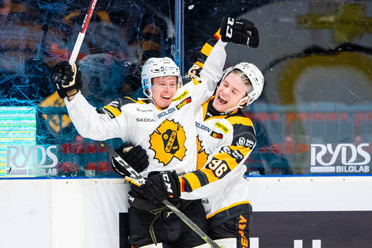 Skellefteås Jacob Andersson jublar med Rickard Hugg