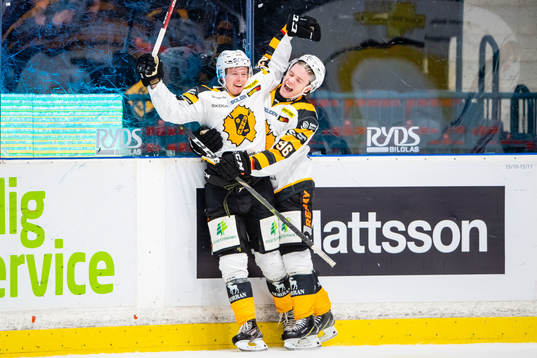 Skellefteås Jacob Andersson jublar med Rickard Hugg