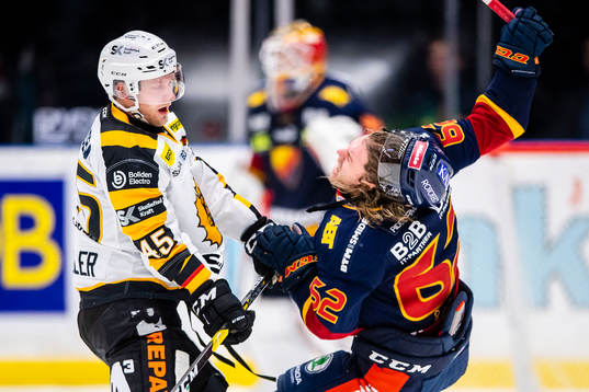Skellefteås Oscar Möller tacklar Djurgårdens Manuel
