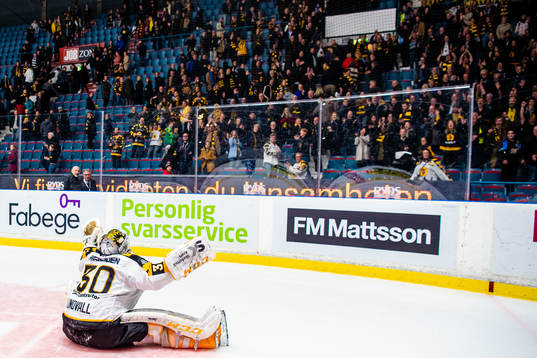 Skellefteås målvakt Gustaf Lindvall jublar