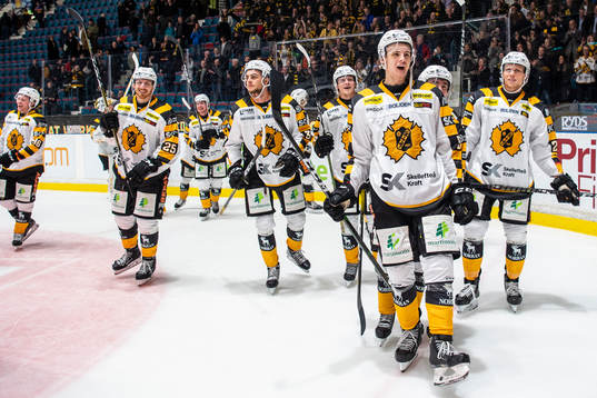 Skellefteås Philip Broberg (h) jublar