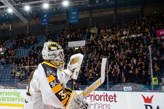 Skellefteås målvakt Gustaf Lindvall jublar