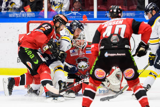s Axel Holmström oroar mot Malmö Redhawks Niklas Arell