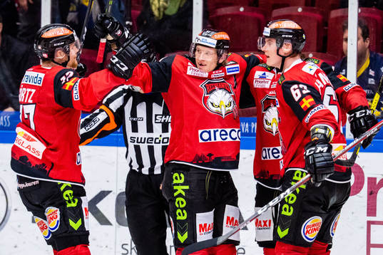 Malmö Redhawks Emil Sylvegård jublar med lagkamrater