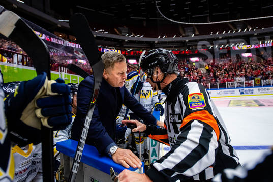 s tränare Stephan Lundh i samtal med domare Mikael