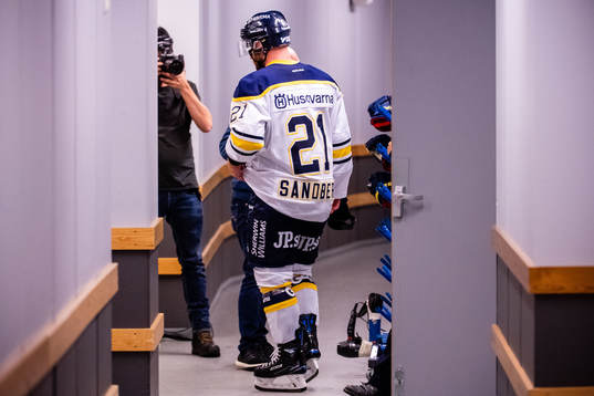 s Christian Sandberg lämnar isen med skada