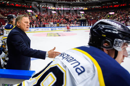 s tränare Stephan Lundh reagerar