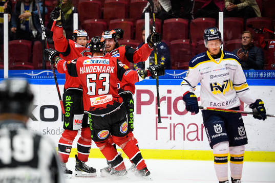 Malmö Redhawks Emil Sylvegård jublar med Marcus Björk