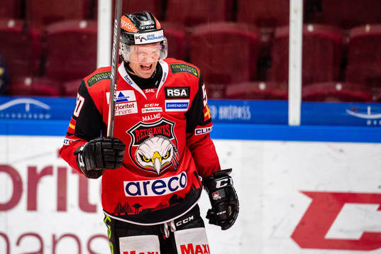 Malmö Redhawks Tobias Ekberg grinar illa