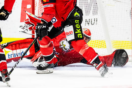 Malmö Redhawks målvakt Oscar Alsenfelt räddar