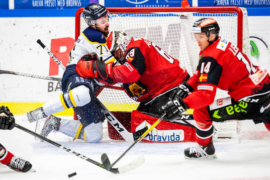 s Linus Fröberg och Malmö Redhawks målvakt Oscar