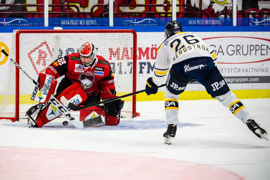 Malmö Redhawks målvakt Oscar Alsenfelt räddar straff