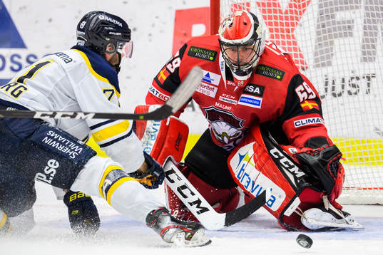 s Linus Fröberg mot Malmö Redhawks målvakt Oscar