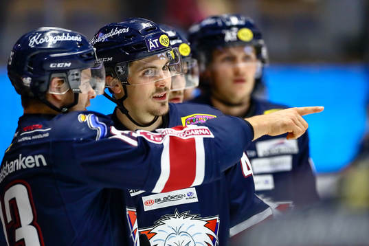 Linköpings Adam Lelewka pratar med Andrew Gordon