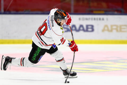 Örebros Shane Harper gör mål 2-2 på¨straff