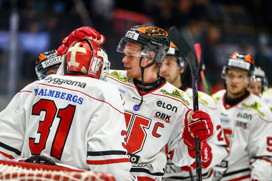 Örebros Christopher Mastomäki tackar målvakt Jonas