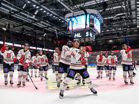 Örebro med Shane Harper jublar