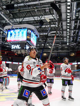Örebro med Shane Harper jublar