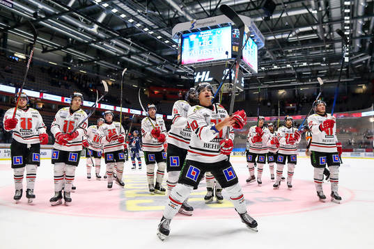 Örebro med Shane Harper jublar